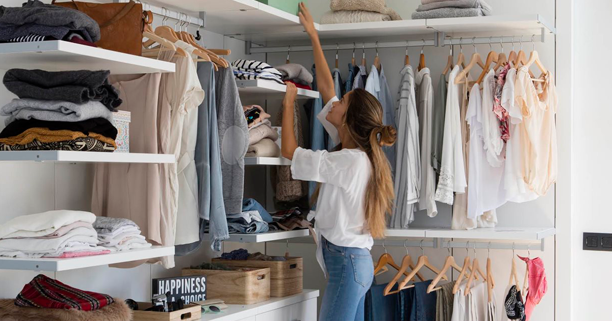 10 consejos para organizar y guardar ropa en poco espacio