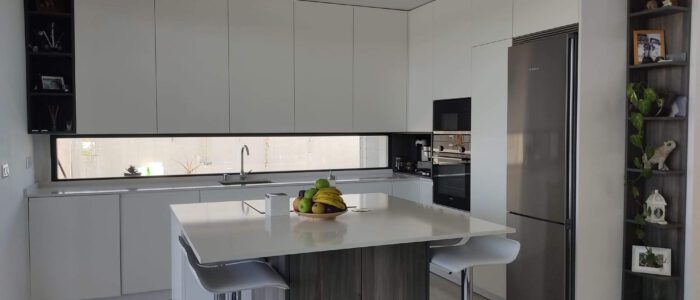 Cocina blanca, minimalista, lacada, con uñero y con muebles a techo. cocina-blanca-minimalista-lacada-uñero-muebles-a-techo