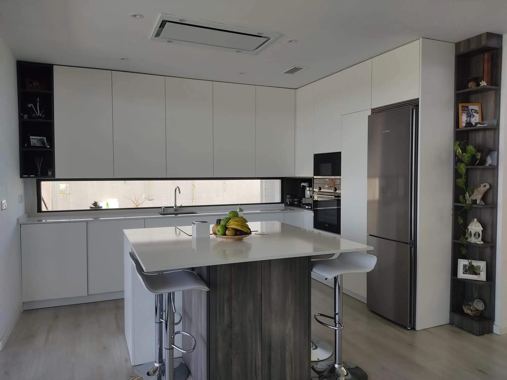 cocina-blanca-minimalista-lacada-uñero-muebles-a-techo