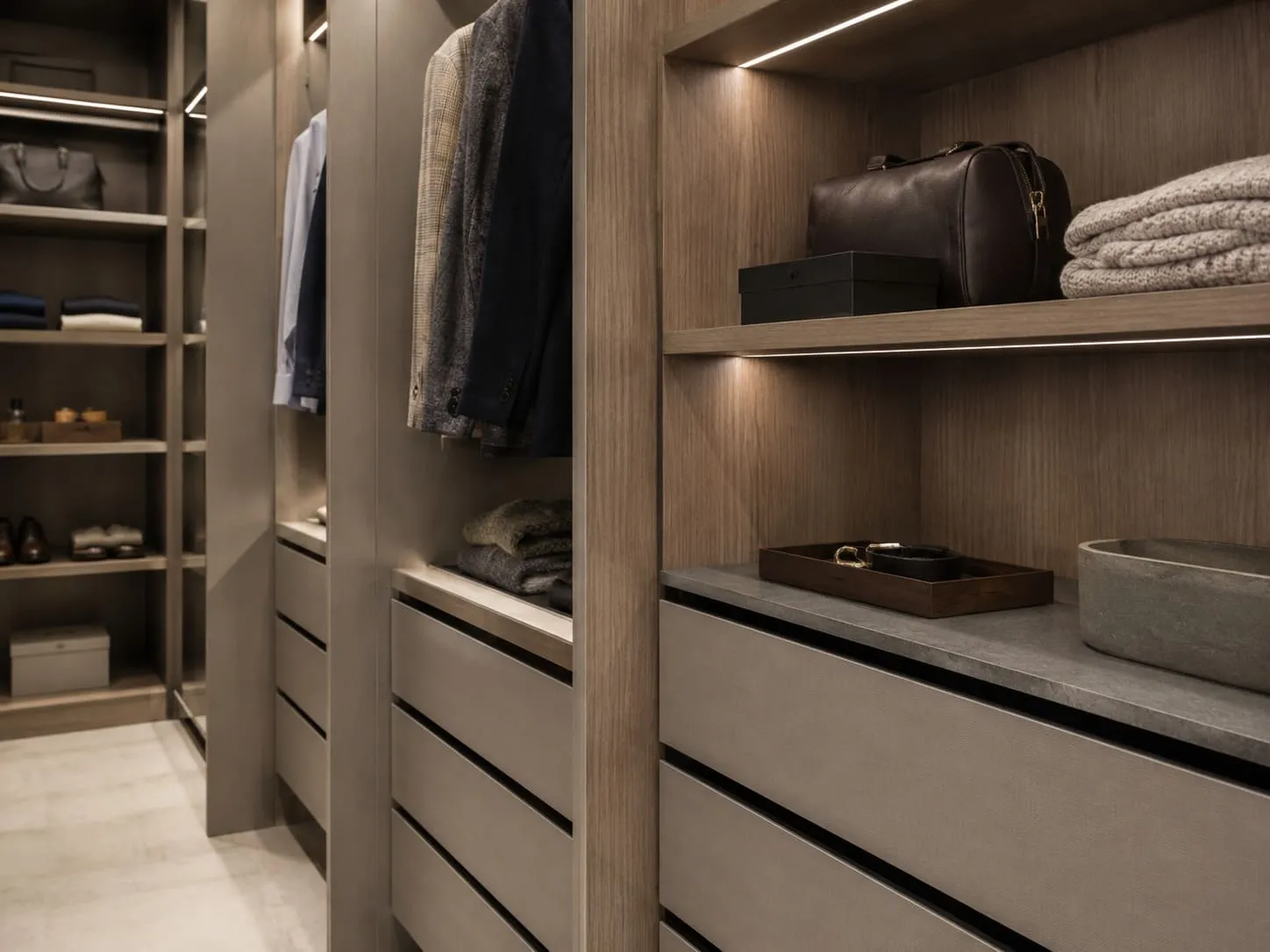 Detalle de cajoneras baldas y acabados interiores en vestidor a medida