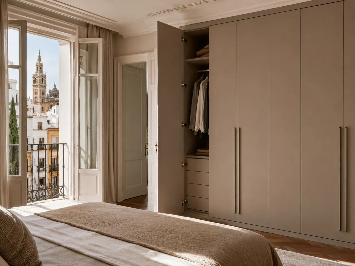 Armarios con puertas abatibles en Sevilla fabricados a medida