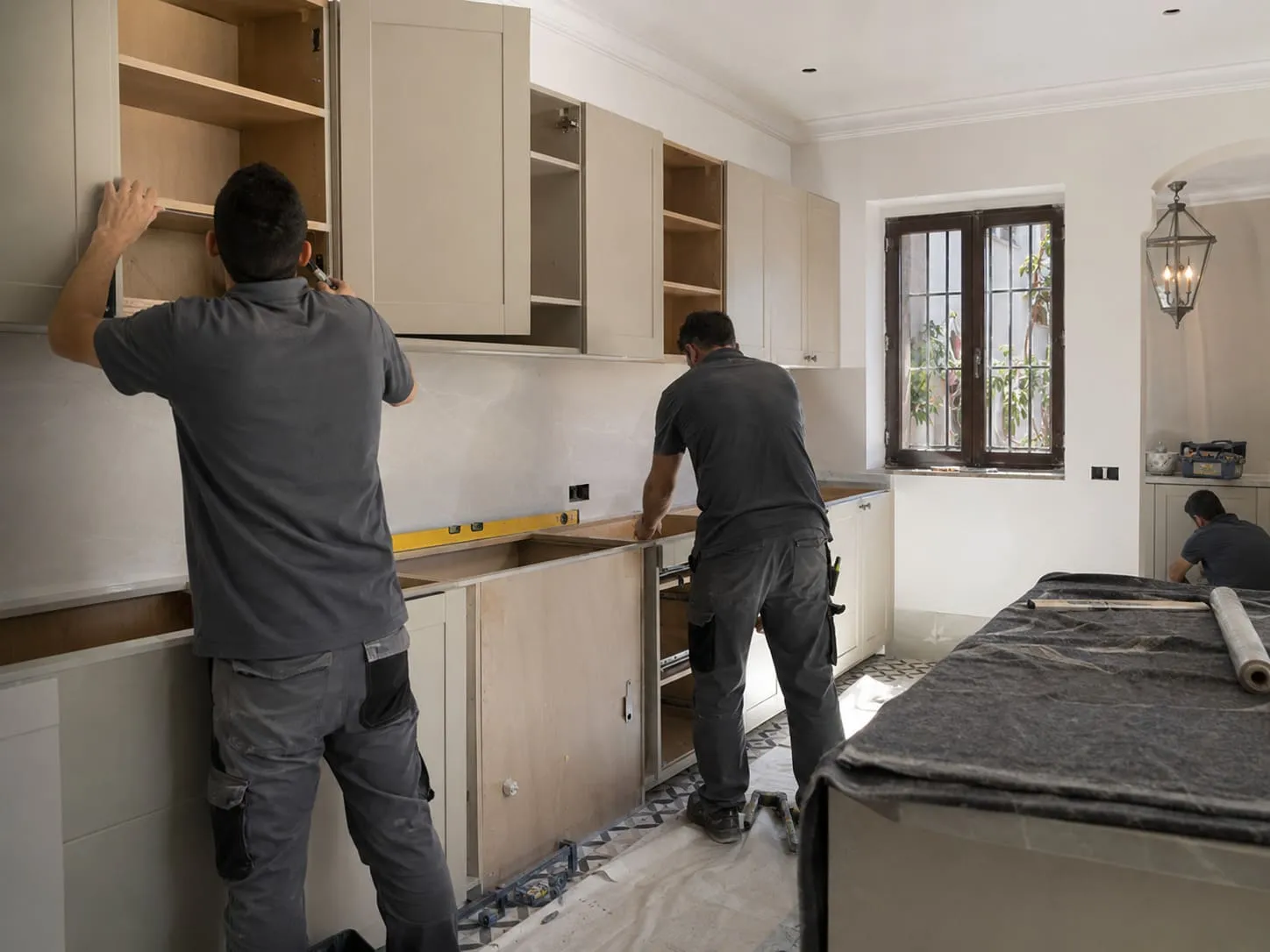 Instalación coordinada de muebles de cocina a medida en Sevilla