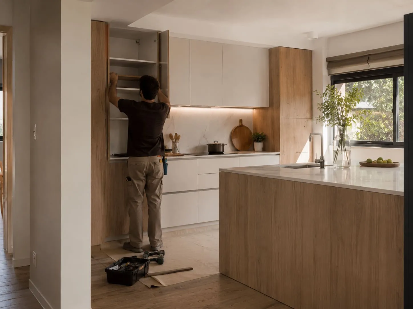 Cocina luminosa con mobiliario diseñado a medida