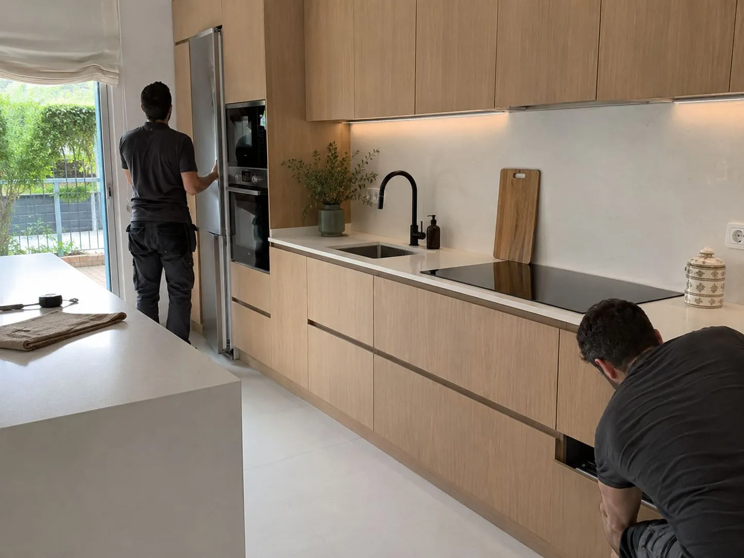 Secuencia de trabajo cómoda en una cocina personalizada