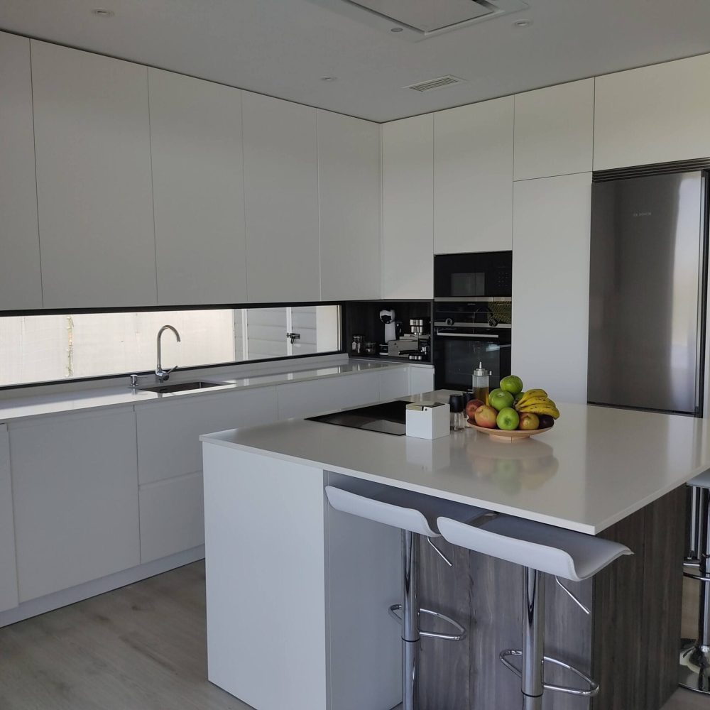 cocina-blanca-minimalista-lacada-uñero-muebles-a-techo