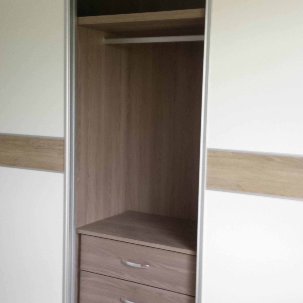 Armario puertas correderas con cajonera central