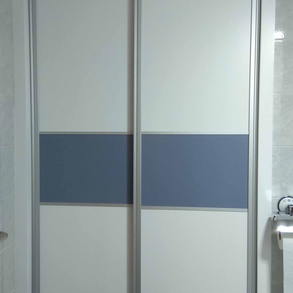 Armario puertas correderas en cuarto de baño