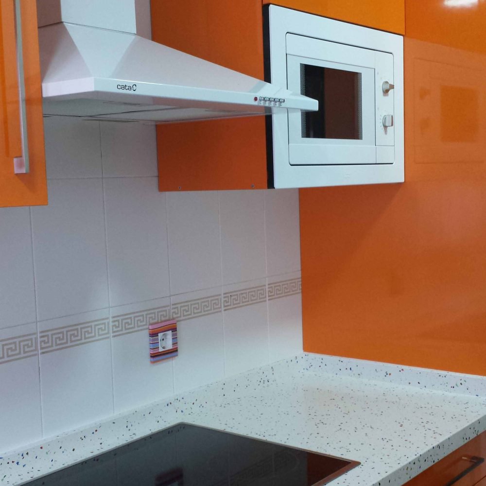 cocina-formica-color-naranja